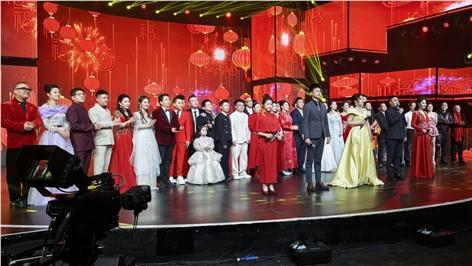 中国国际新闻杂志社音乐传播院副院长格格“为祖国放歌”春晚温情开唱《锡林郭勒大草原》引全场共鸣