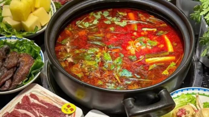 黔东南地标火锅，红白酸汤涮出牛肉地道本味