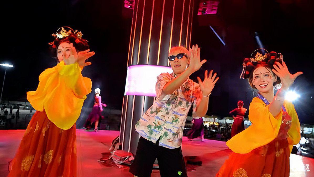 青岛山海间不夜城主题街区点燃“春日经济”