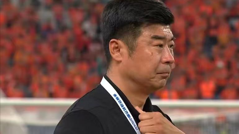 1-1！郑智怒斥黑哨！名记不满泰山获利，马德兴：泰山平局靠裁判