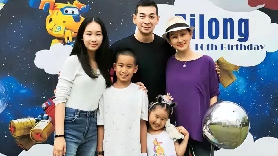 53岁赵文卓近况曝光！娶小8岁妻子生三个孩子，18岁女儿让他骄傲