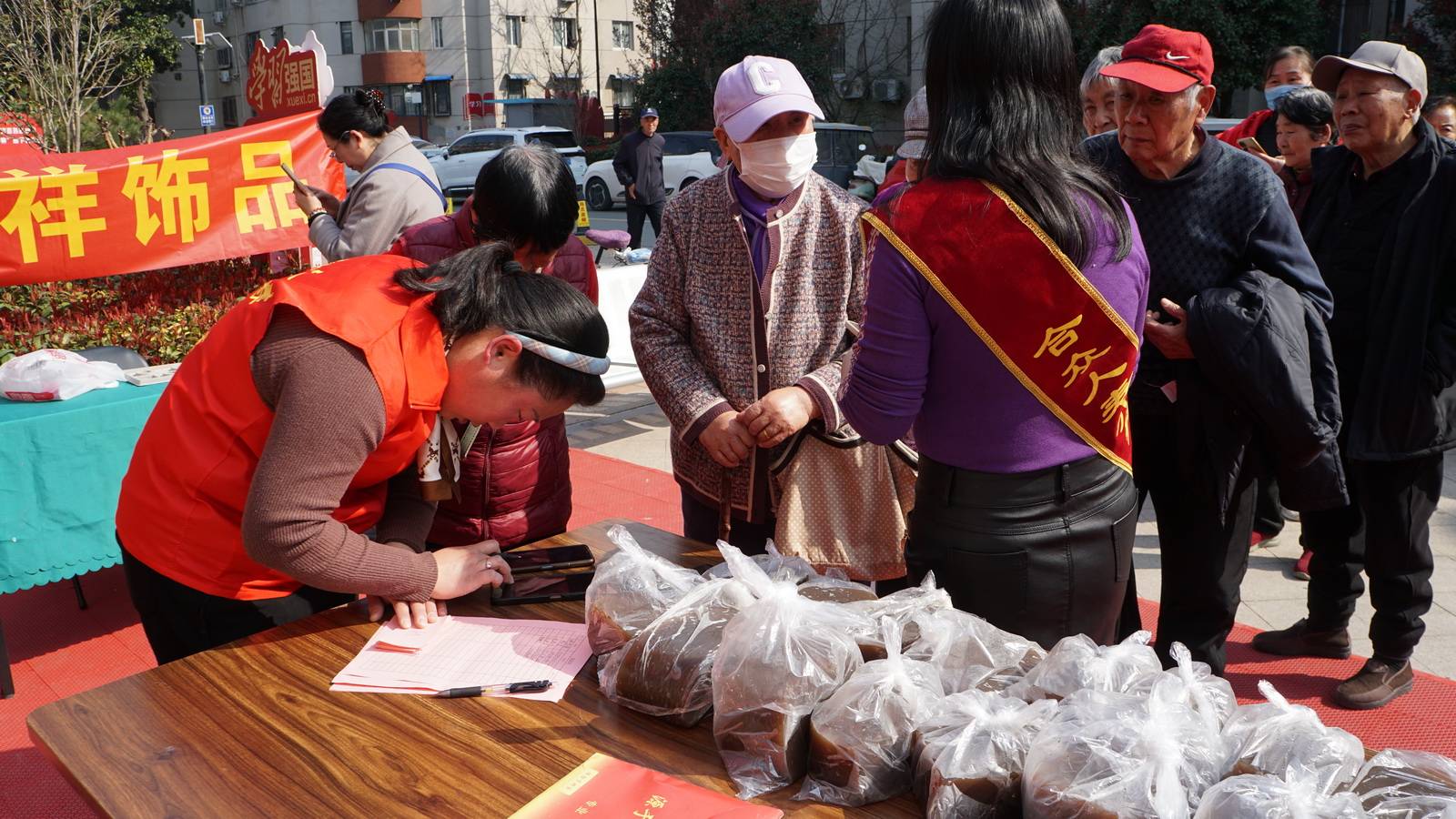 汴梁头条|开封多家单位联合开展“马跃新程 邻聚福来”便民活动