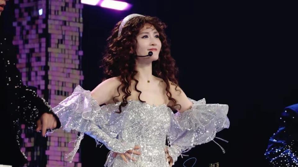 谢娜演唱会两极反转，满座秒罄却被嘲像KTV，网友：情怀不该成专业的遮羞布