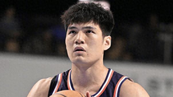 10分7板2帽，陈国豪赛季首次得分上双，他与徐昕组成最硬内线