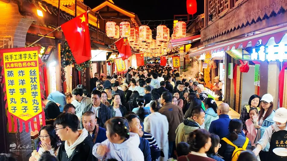 千年古城涌人潮   满城烟火庆华诞  ▏天水古城国庆假期迎客流高峰，古巷夜游成假日“顶流”