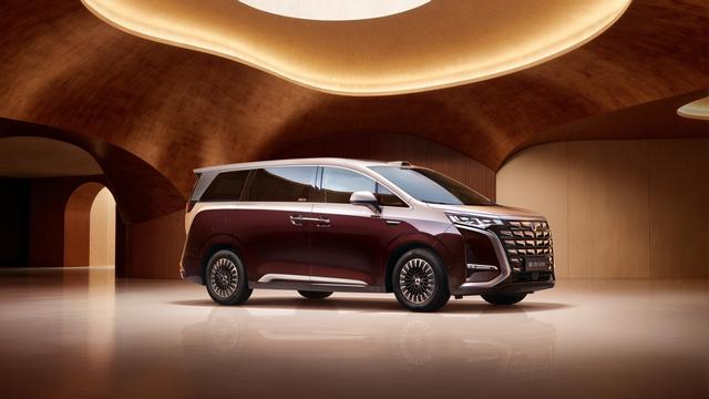 38.98万起交个朋友！第二代腾势D9把豪华MPV的桌子掀了