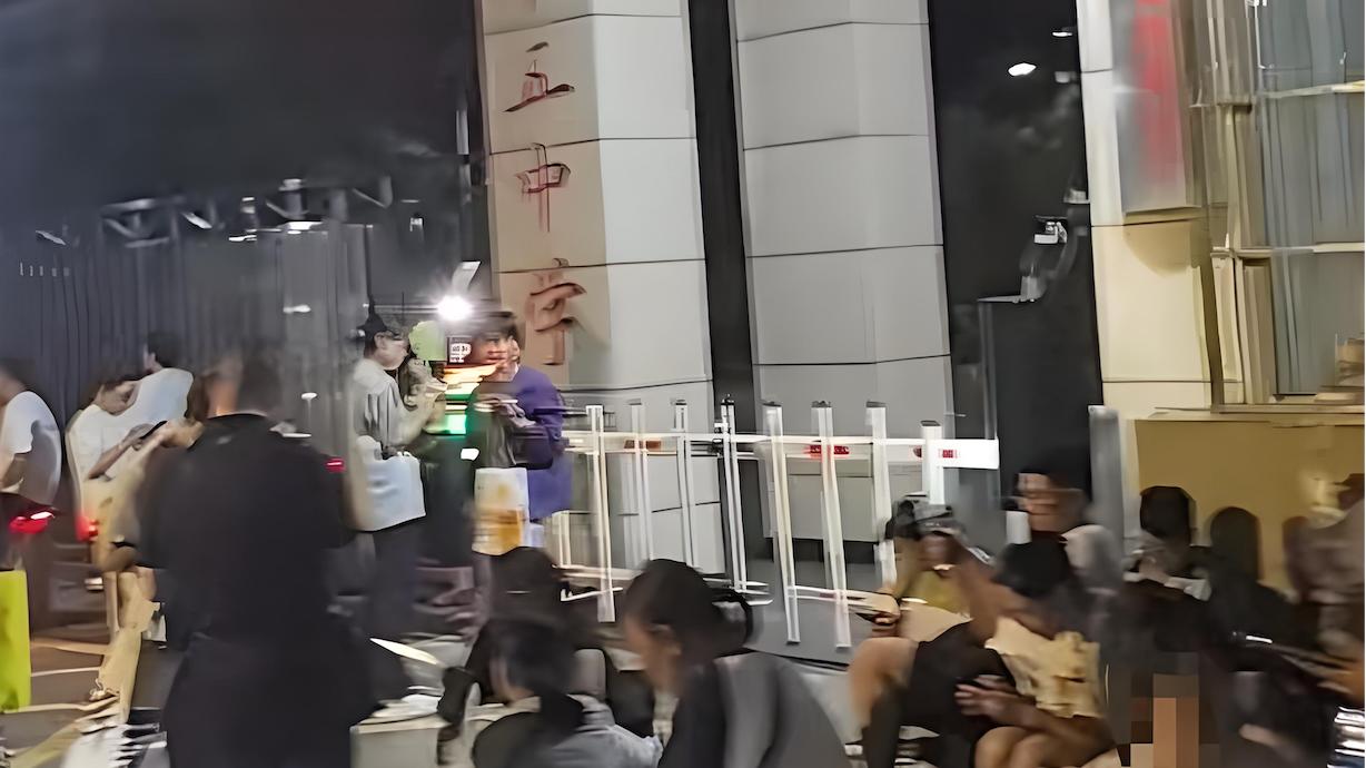 河北一地中考出分当晚，家长搬板凳连夜校门口排队，官方回应