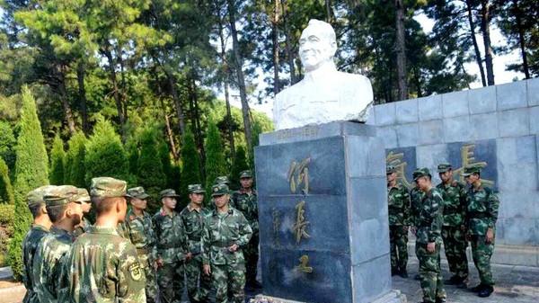 历史转折瞬间！何长工过草地一念之差，从功臣到沉寂真相曝光！