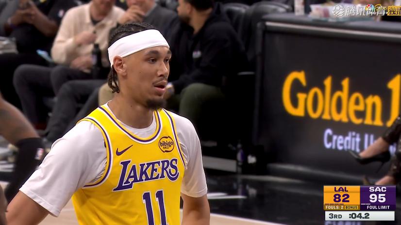 爆冷！东契奇42+7+8，比赛还未结束，老詹走入场内一把抱住德罗赞