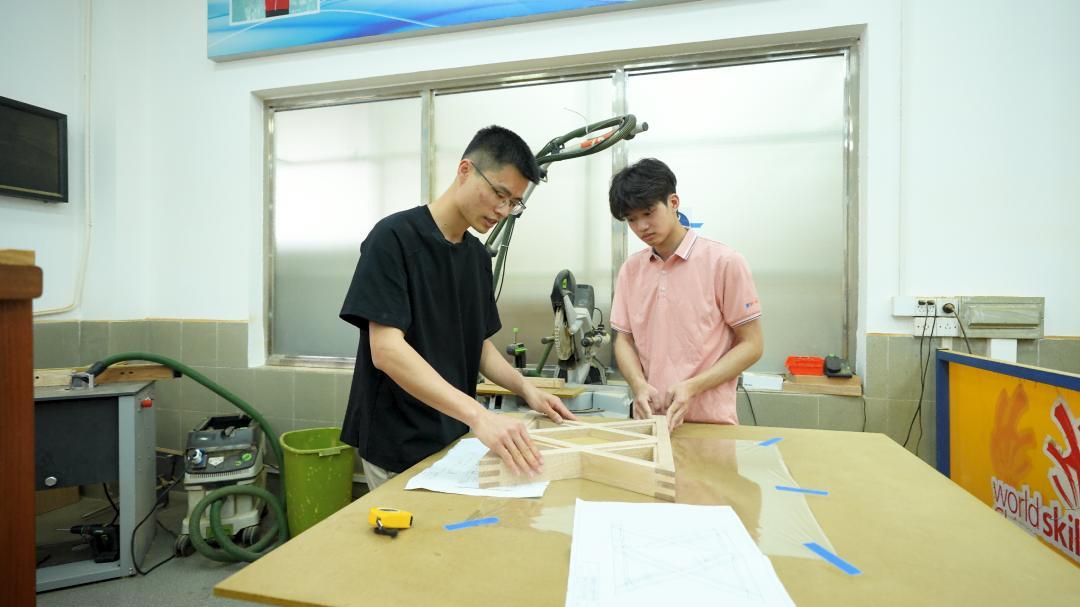 传承广式木艺 广州市轻工技师学院优秀毕业生陈泽锟以世赛精度打造高端红木精品