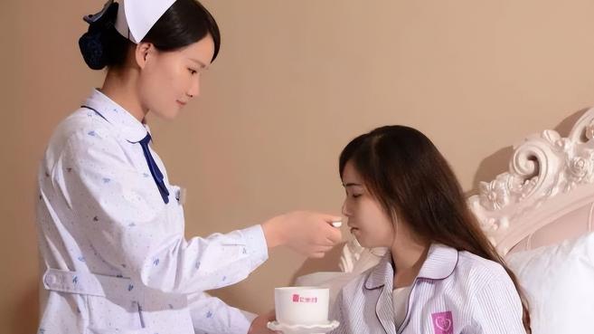 25岁孕妈生下龙凤胎，刚要缝合时却喊道“等一下”，医生当场懵了