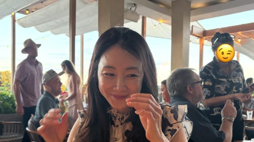 崔智友更新动态：抱着女儿合影好温馨，亲友为她庆贺生日很可开心