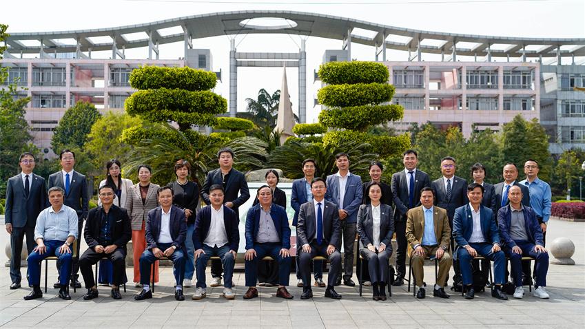 越南教育考察团来四川城市职业学院考察交流并签署合作协议