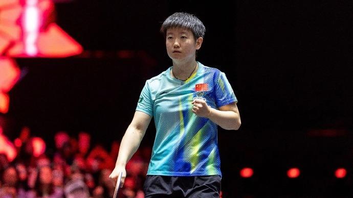 温馨！孙颖莎18连胜早田希娜场边和刘国梁庆祝，挥挥手和老领导拜拜