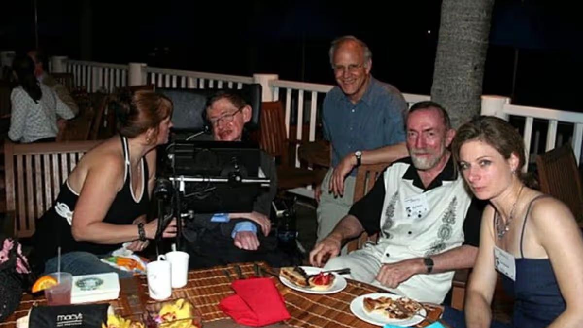 爱泼斯坦文件现霍金罕见照，与比基尼女同框引热议