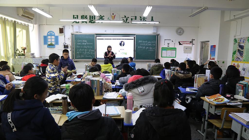 38年教龄开颅手术后被扣缺勤，学校最无耻的行为：老师请假必须调课且依然被扣钱！