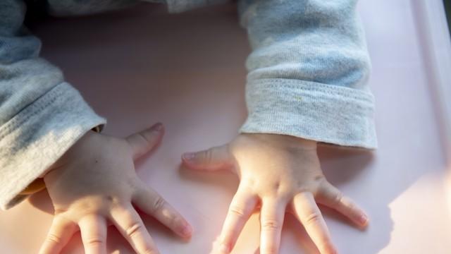 孩子聪不聪明，看手就知道？聪明宝宝手上藏着3个信号，家长别忽略