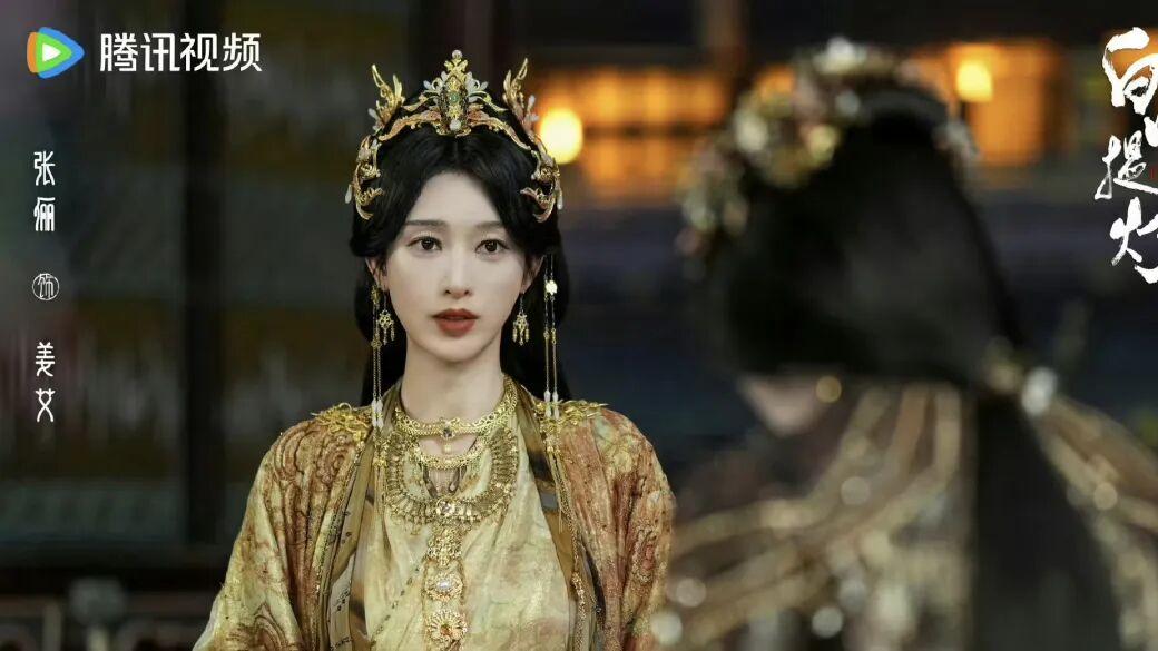 《白日提灯》导演只是请40岁张俪二搭33岁热巴，没想到她直接封神