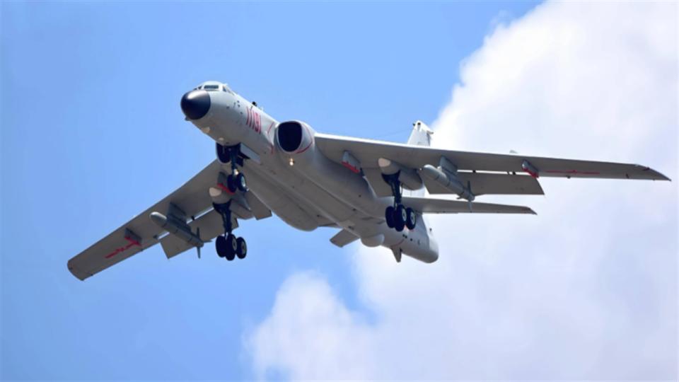 外机亮导弹挑衅，轰6K前出第一岛链千余公里