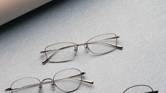 JINS睛姿中性色钛框推荐，营造春日莫瑞系穿搭