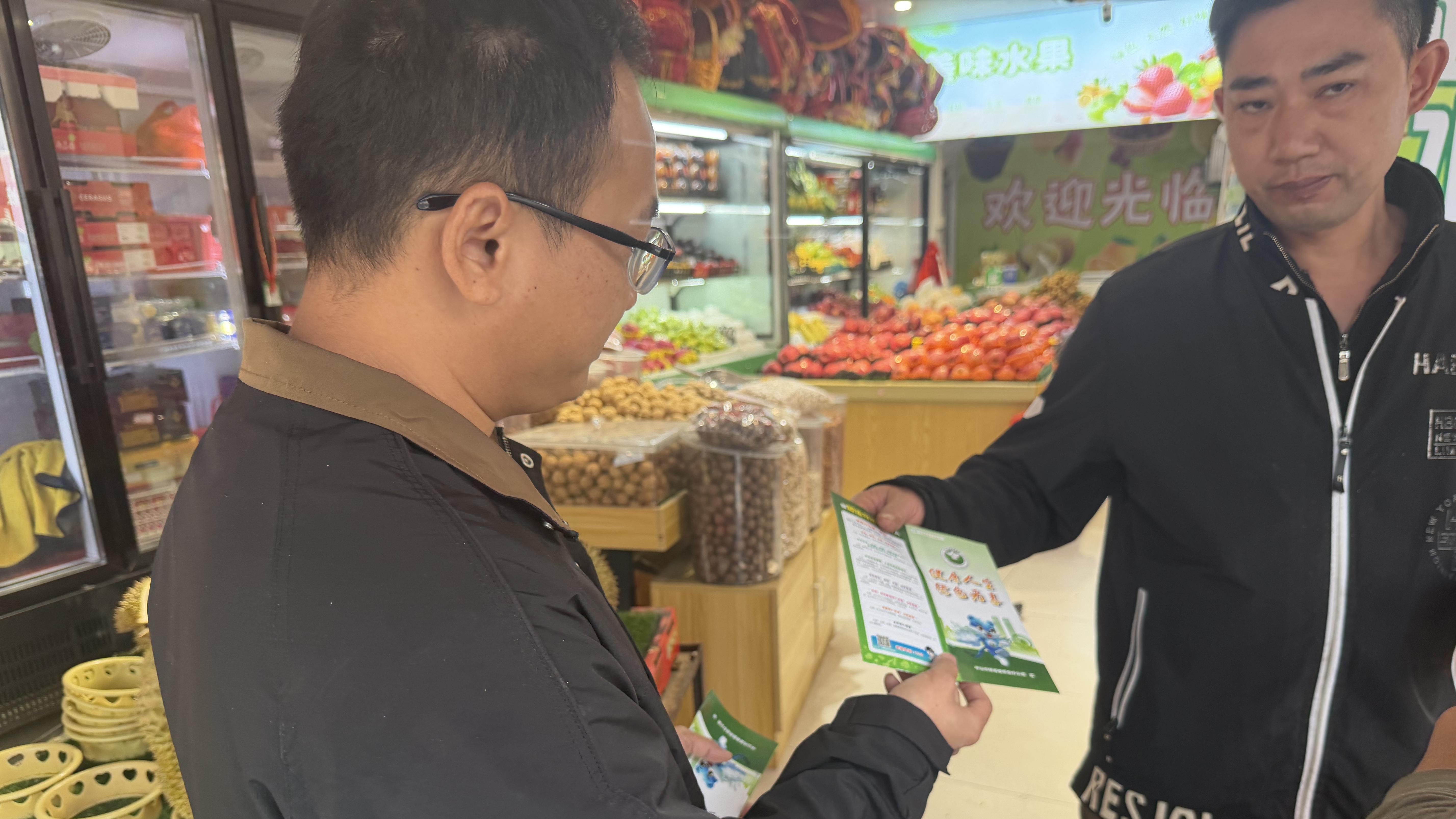 禁毒宣传进商铺 平安经营共护航