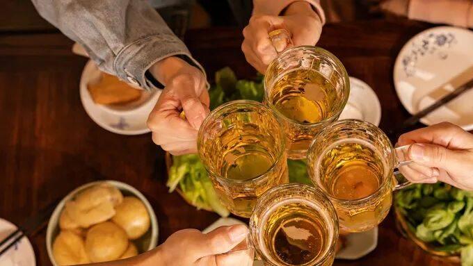 酒局扎堆？当心喝出耳鸣耳聋，这些信号忽视就晚了