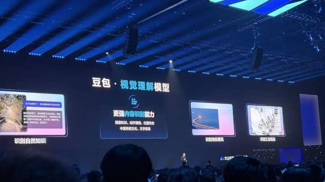 飞书和安克联手，做了个比瓶盖还小的 AI 硬件