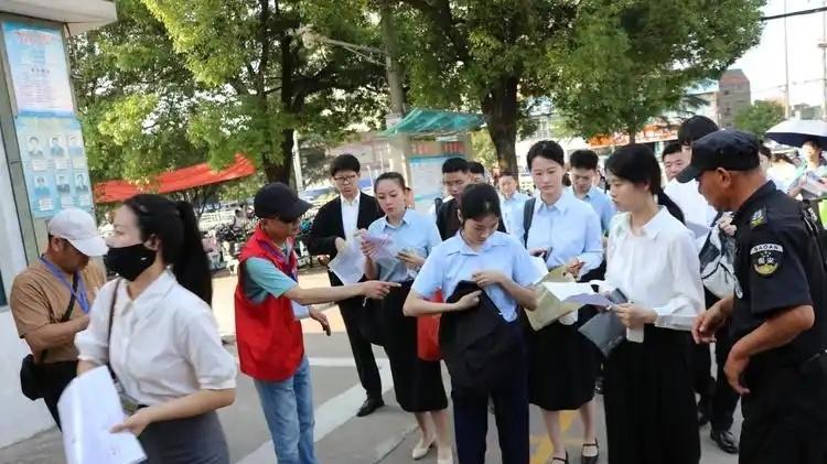 越来越多企业看中第一学历，这对高考生有哪些重要的影响？