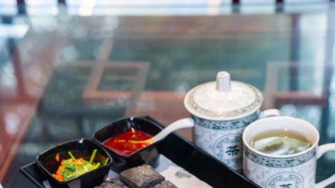 火宫殿里的小吃：龙脂猪血与姊妹团子的老味道