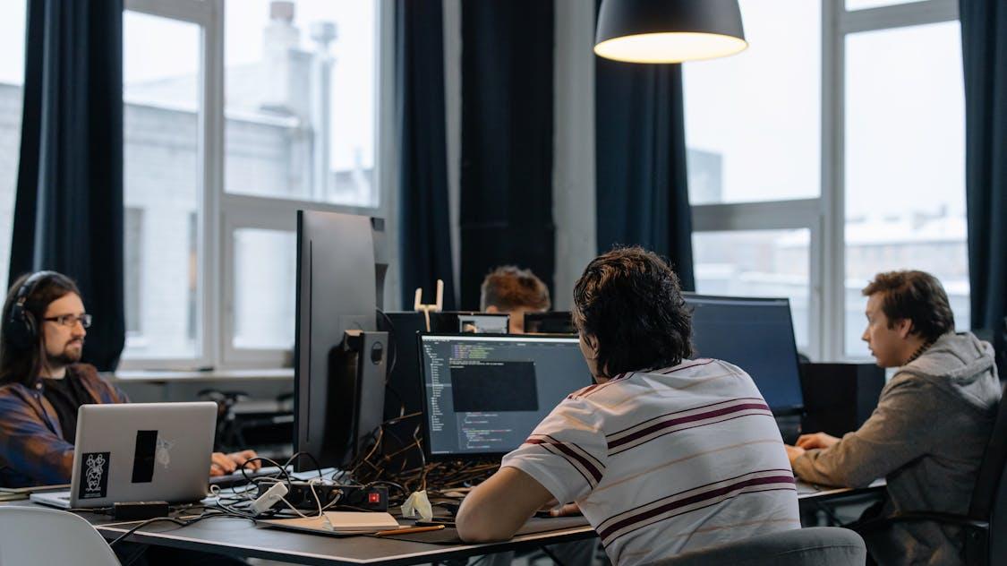 面试现场的“AI 对话感”：为什么 2026 年的面试官更喜欢“像跟 AI Pair Program