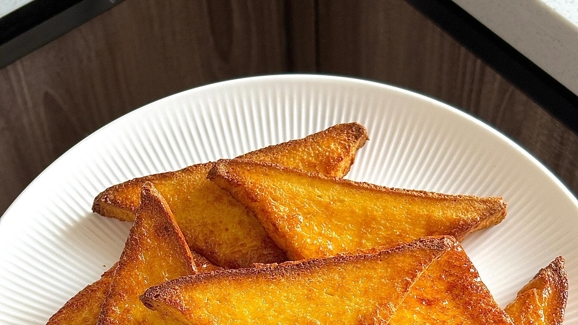 蜂蜜烤吐司片：焦脆香甜，一片接一片的治愈系小点心