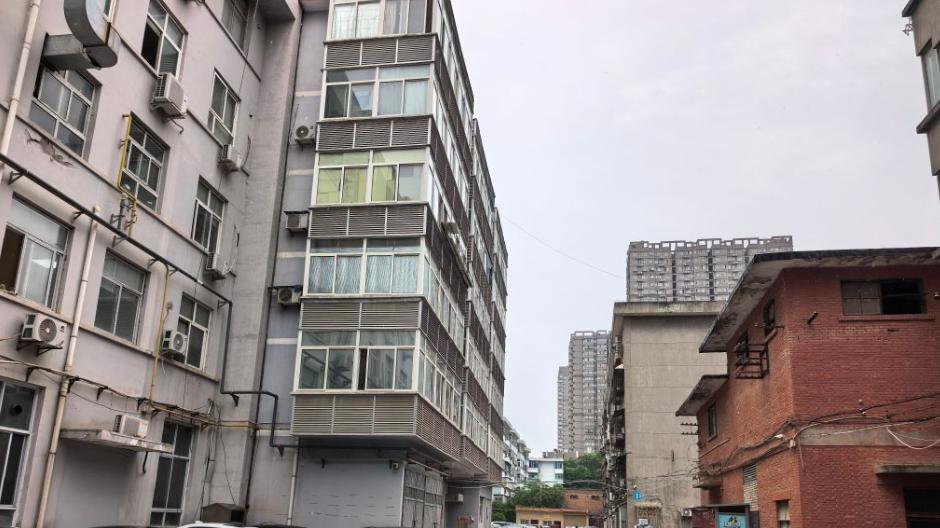长期不收物业费的家属院 要实行市场化物业管理起争议