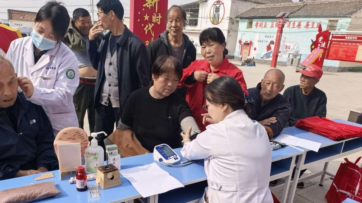 特邀医疗专家守护老人健康 以孝治家献义村开展老年人健康义诊行动