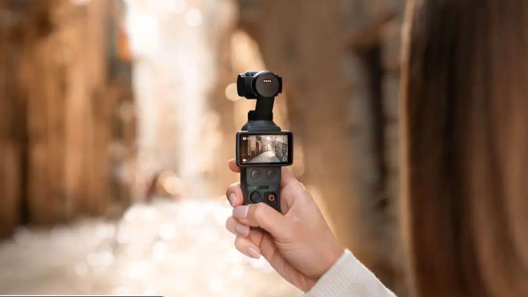 大疆VS影石双向博弈：手持相机赛道激战，手机巨头搅局