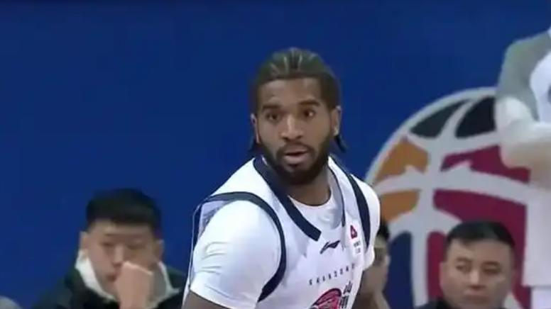 大逆转险胜！山东男篮89比88战胜浙江，率先晋级俱乐部杯四强，鲍威尔状态回升，陈林坚最后时刻三分拯救