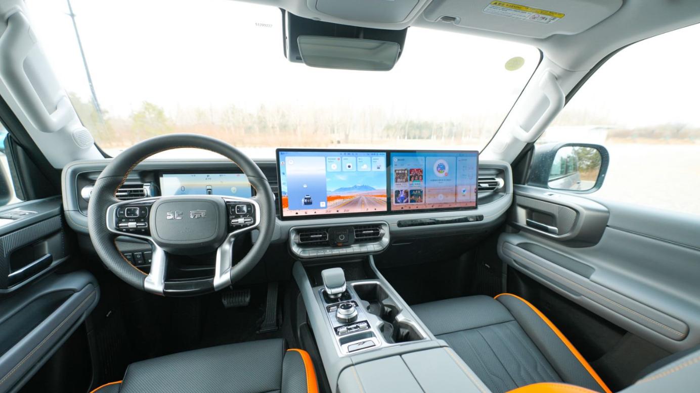 当硬派越野遇上新能源，BJ40增程元境智行版的安全感藏在细节里