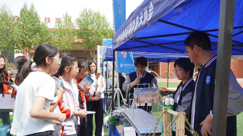 “科技之春”进校园  点燃孩子科技梦想