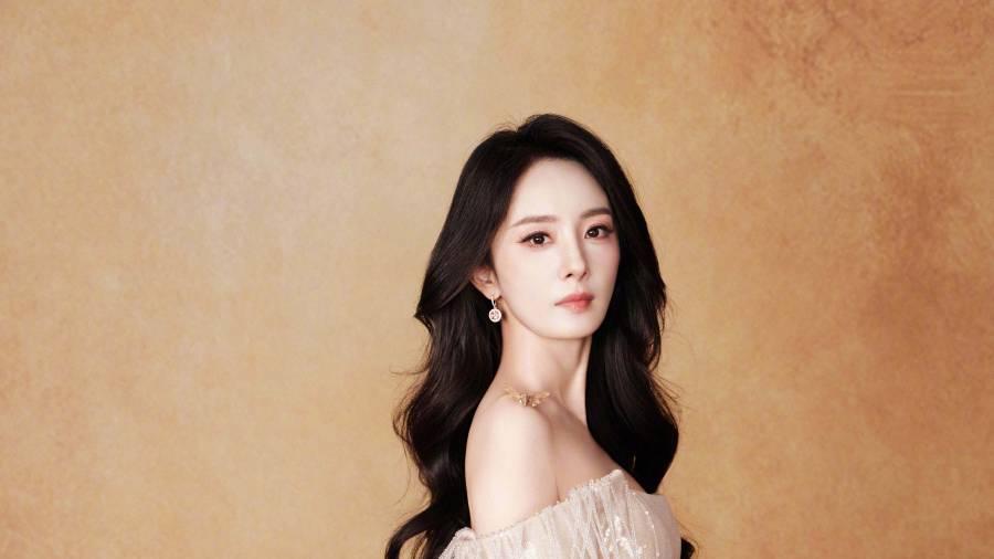 38岁杨幂裸色长裙上热搜：是自律的勋章，还是金钱的包装？