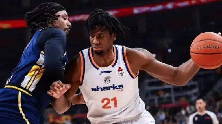 已打完广东最后一场？球队落后，超级外援玩手机漠不关心，解说员：不应该