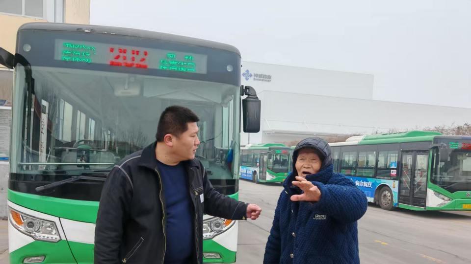 七旬老人乘车迷路 公交人暖心助其回家
