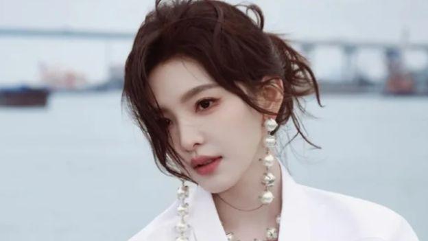 盐系职场美学：一件白衬衫的三种高阶穿法