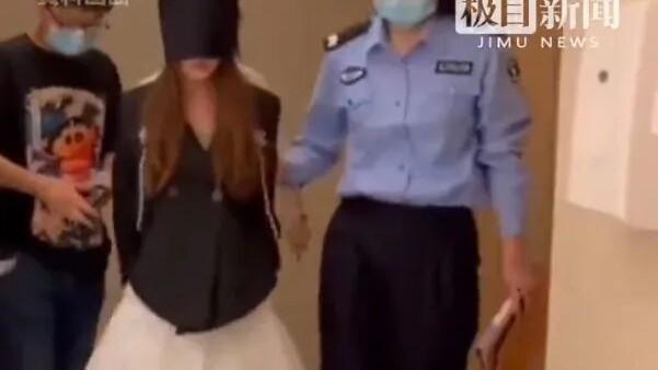 19岁“榜一大姐”逼父自首，七旬老太打赏330万后全家交不起电费