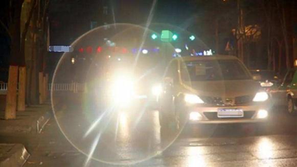 开车遇到远光灯怎么办？老司机：不用对射，只有这几招就可以