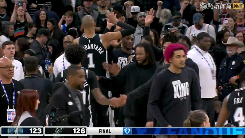 爱德华兹55+4+3，文班39+9+3，赛后戈贝尔过来，摸了摸文班光头