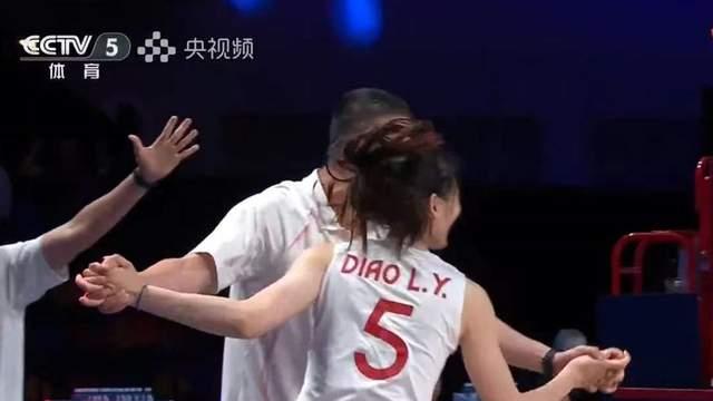 泪目！女排力挫美国后刁琳宇第一个拥抱赵勇，这些年她承受太多委屈辛酸