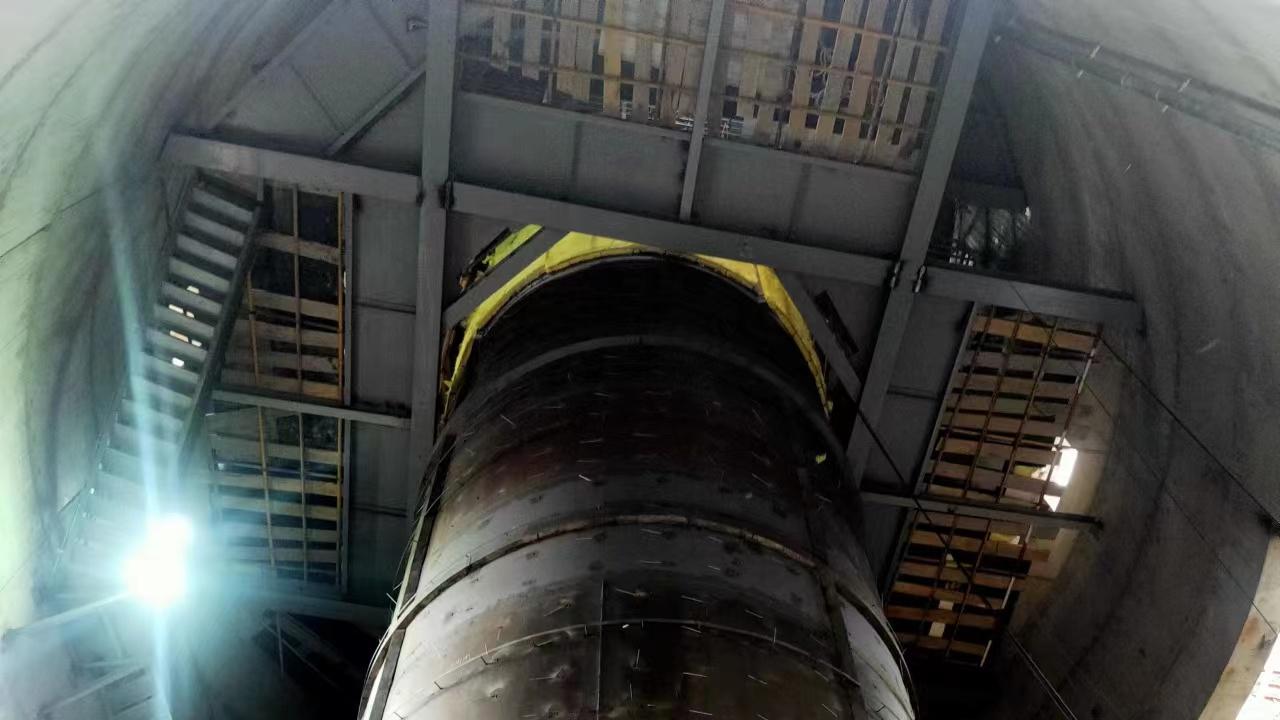 烟囱内壁防腐项目顺利竣工 修复内衬破损隐患