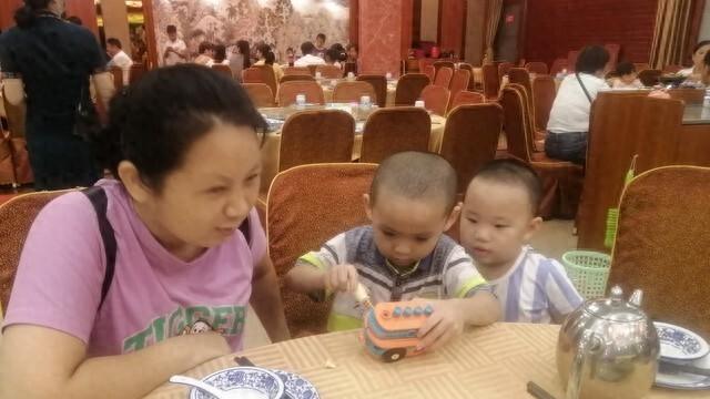 老人用筷子沾酒喂给 5 月龄宝宝，导致肝损伤，酒精对婴儿的影响有多大？孩子误饮酒如何处理？