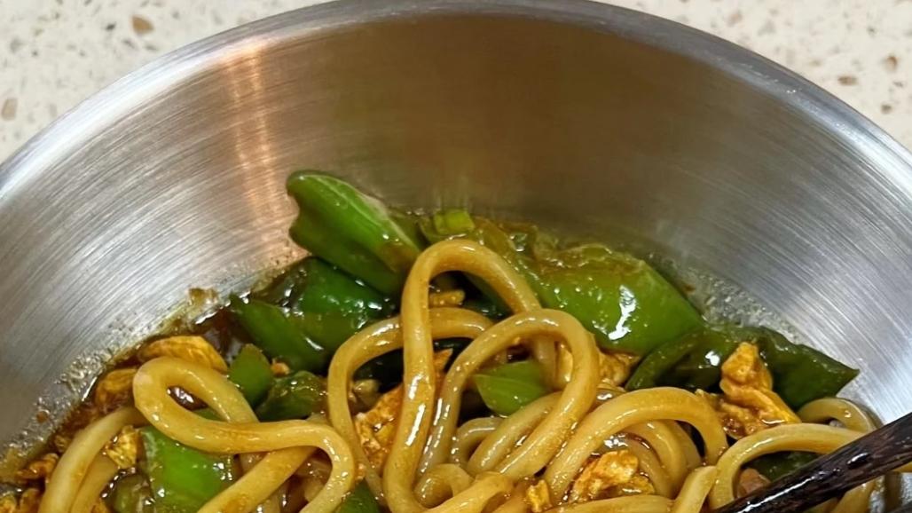 青椒鸡蛋酱拌面：一碗熨帖的快手慰藉