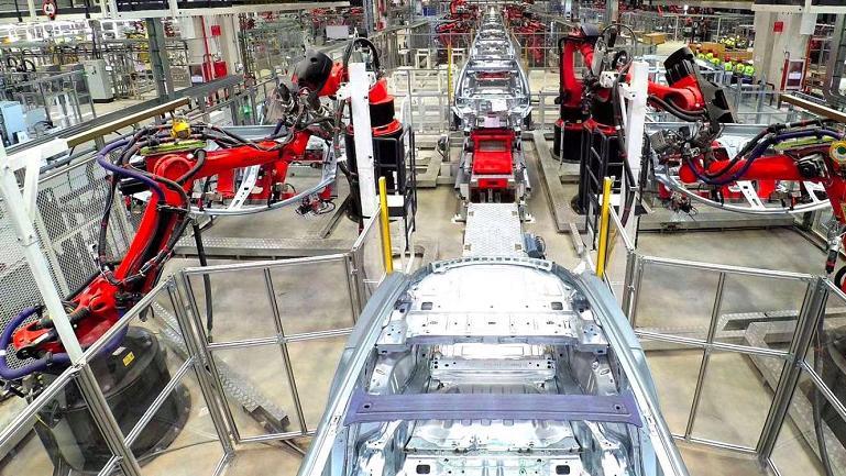 马斯克预判 AI 发展节奏：今年有望突破，未来商品服务或将更普惠