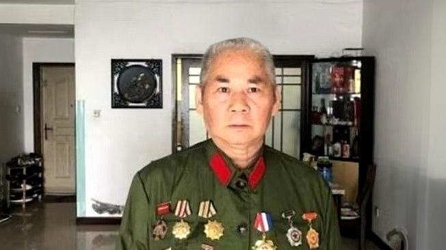 九天八夜的爬行，使他下半身腐烂长满了蛆虫